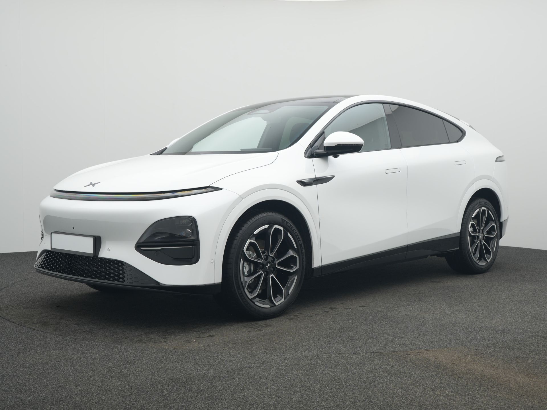 XPeng G6 MY25 Performance+ArcticWhite+Dunkelgrau Nappaleder+AHK