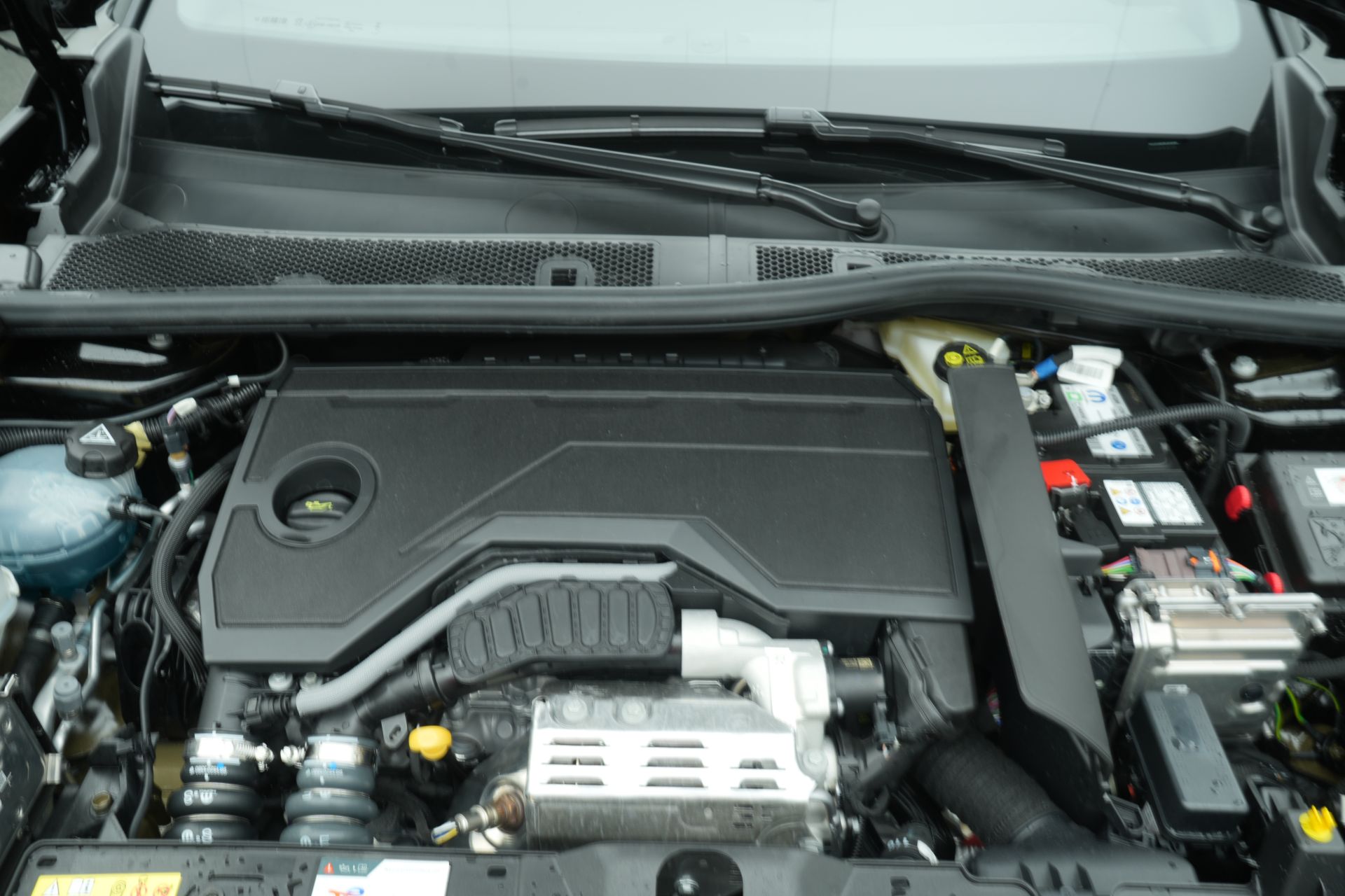 Peugeot 2008 GT HYBRID 136 e-DSC6