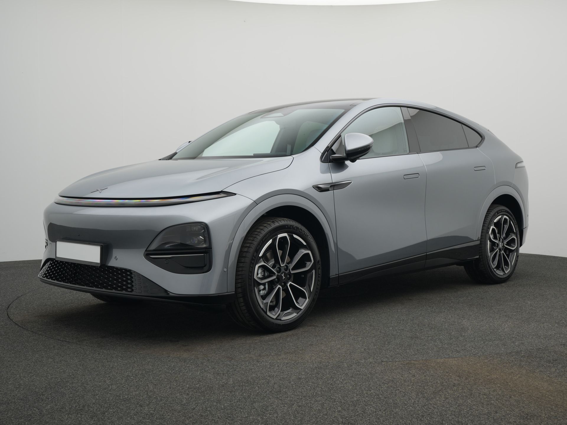 XPeng G6 Long Range+graphite gray+lightgray Nappa+AHK