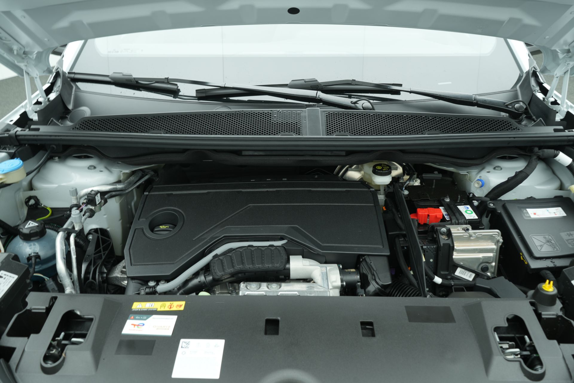 Peugeot 3008 Allure HYBRID 136 e-DSC6